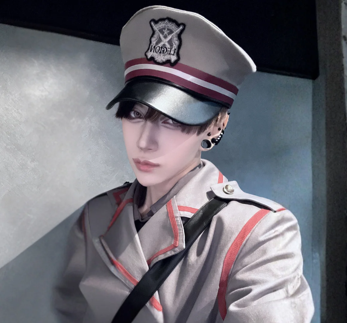 軍服を纏った LEGION のキャスト